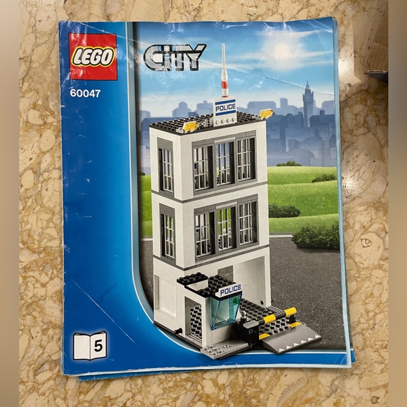 LEGO CITY SET 60047 POLICE STATION  Ages 6-12 - Picture 10 of 12